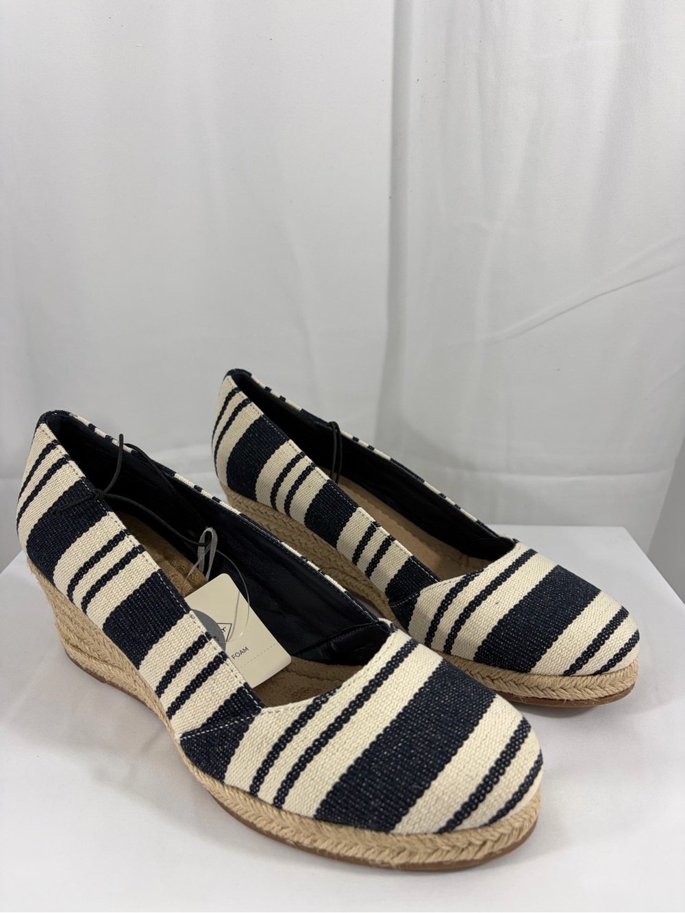 NWT St. John’s Bay Women’s Size 8 Navy and Cream Striped Espadrille Wedge Pumps